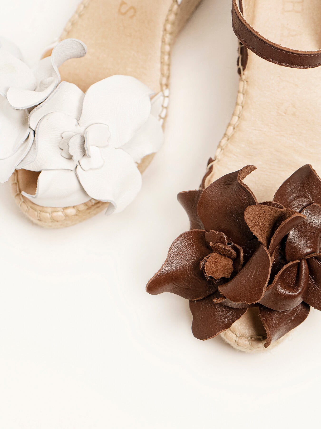 Alelí Cuña Media Plataforma Napa Flor Marron Oscuro