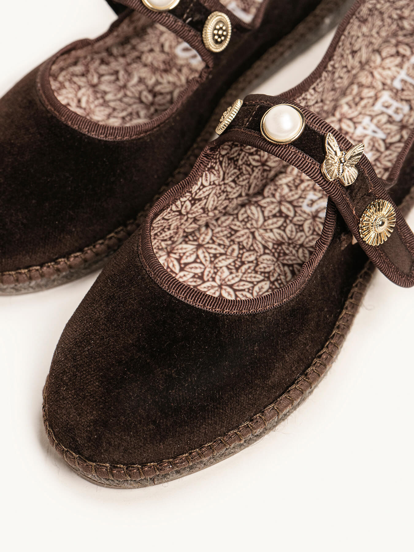 Adelfa Tachas Terciopelo Marrón Oscuro