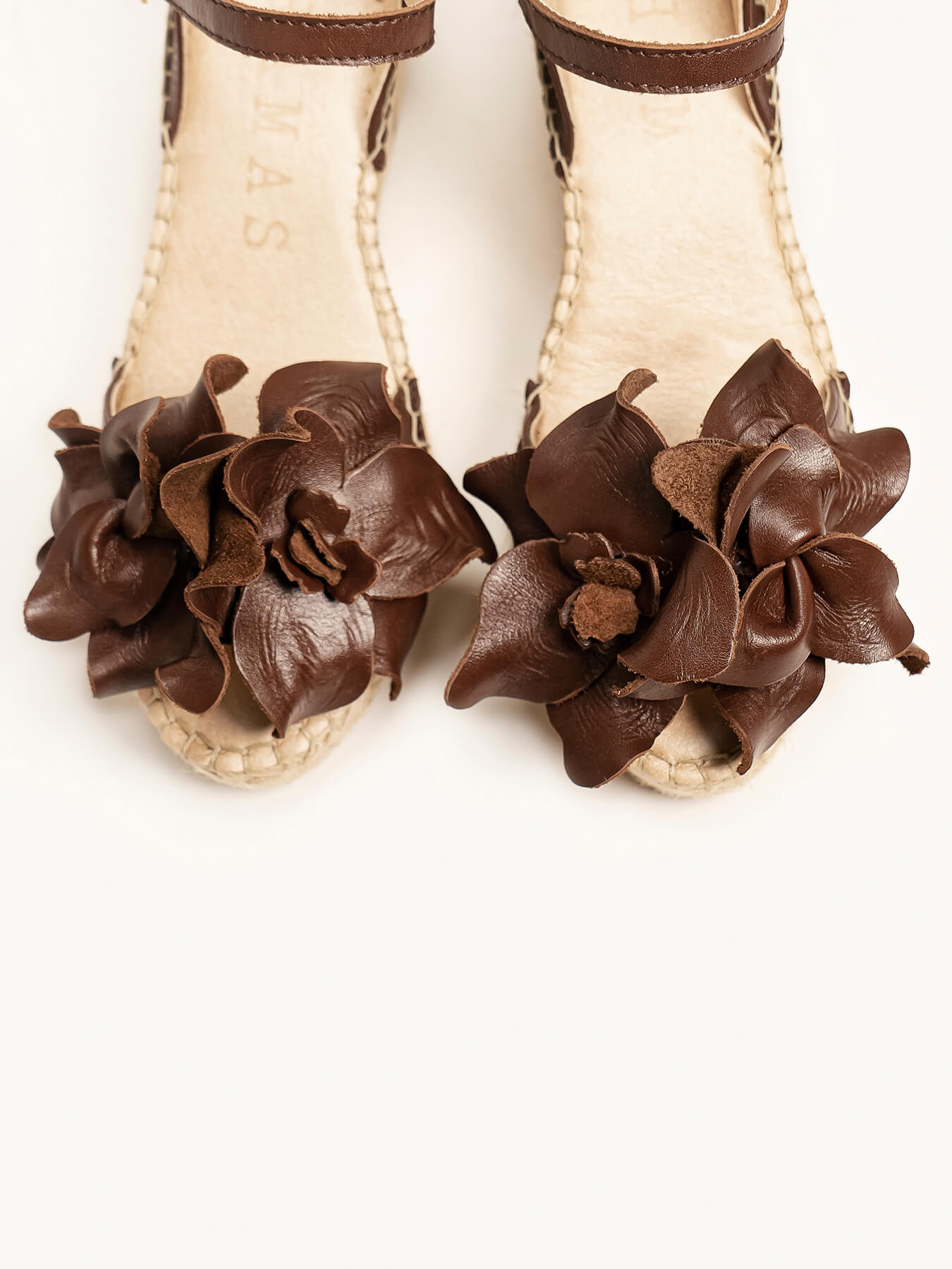 Alelí Cuña Media Plataforma Napa Flor Marron Oscuro