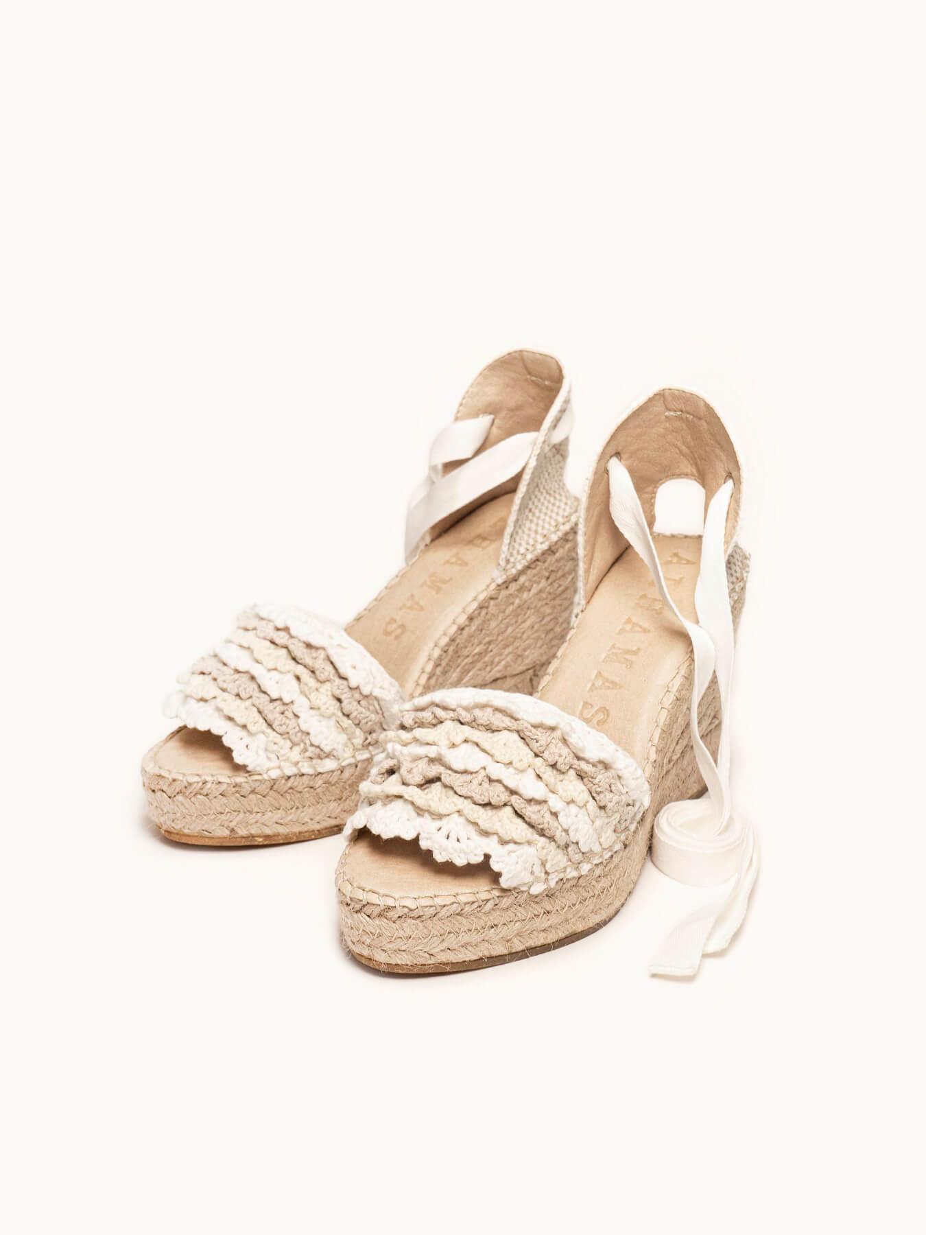 Aulaga High Wedge Ruffles Crochet White