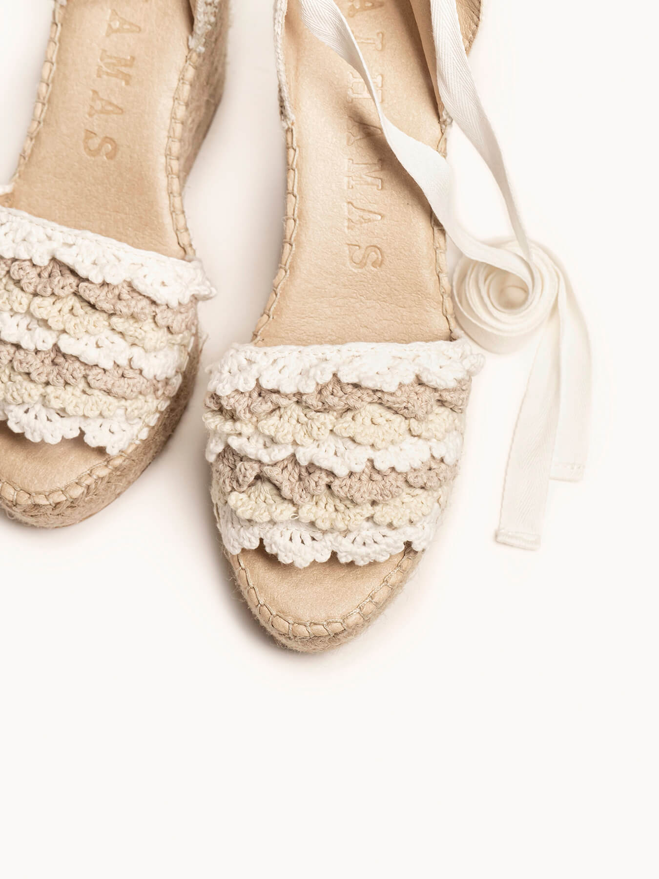 Aulaga High Wedge Ruffles Crochet White