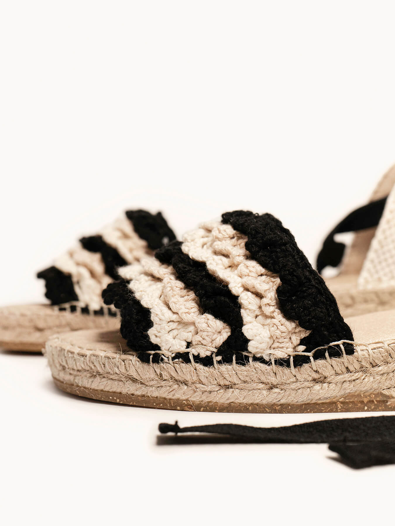 Aulaga Flat Ruffles Crochet Black