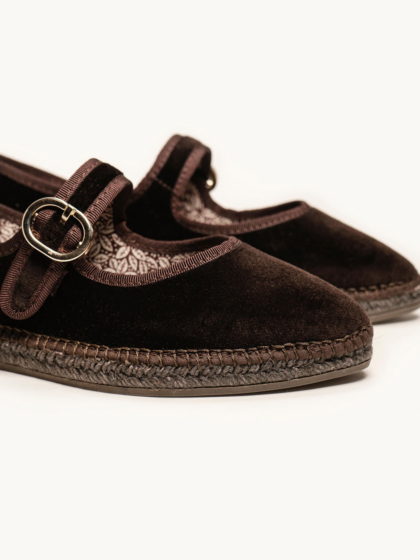 Azucena Terciopelo Marrón Oscuro