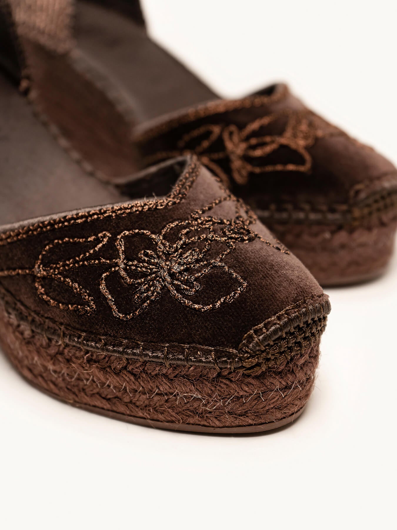 Jara Cuña 8 cm Bordado Marrón Oscuro
