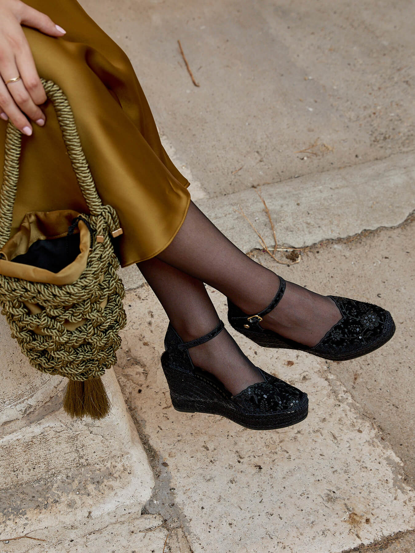 Jara Cuña Alta Terciopelo Bordado Negro