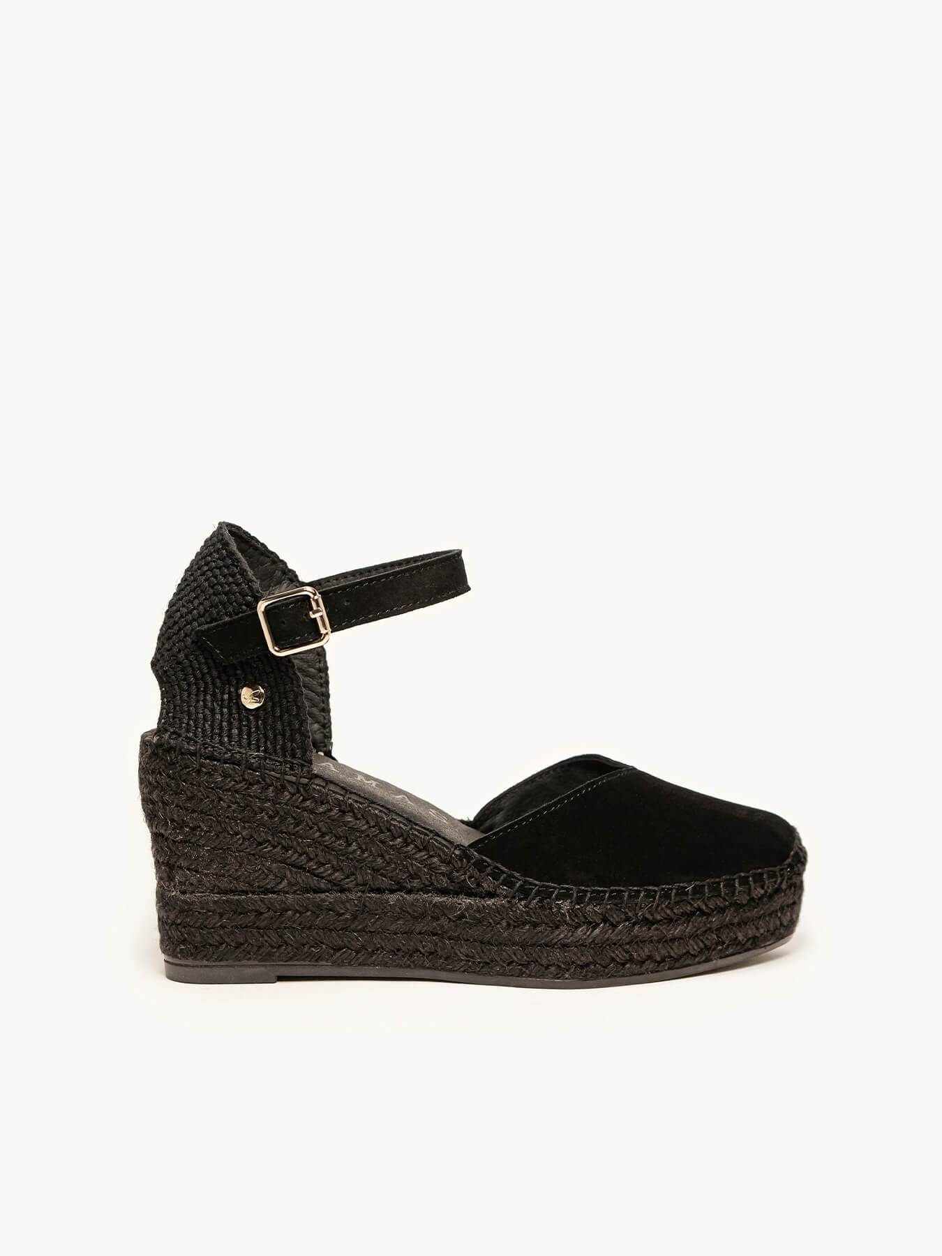 Jara Cuña Media Plataforma Ante Negro