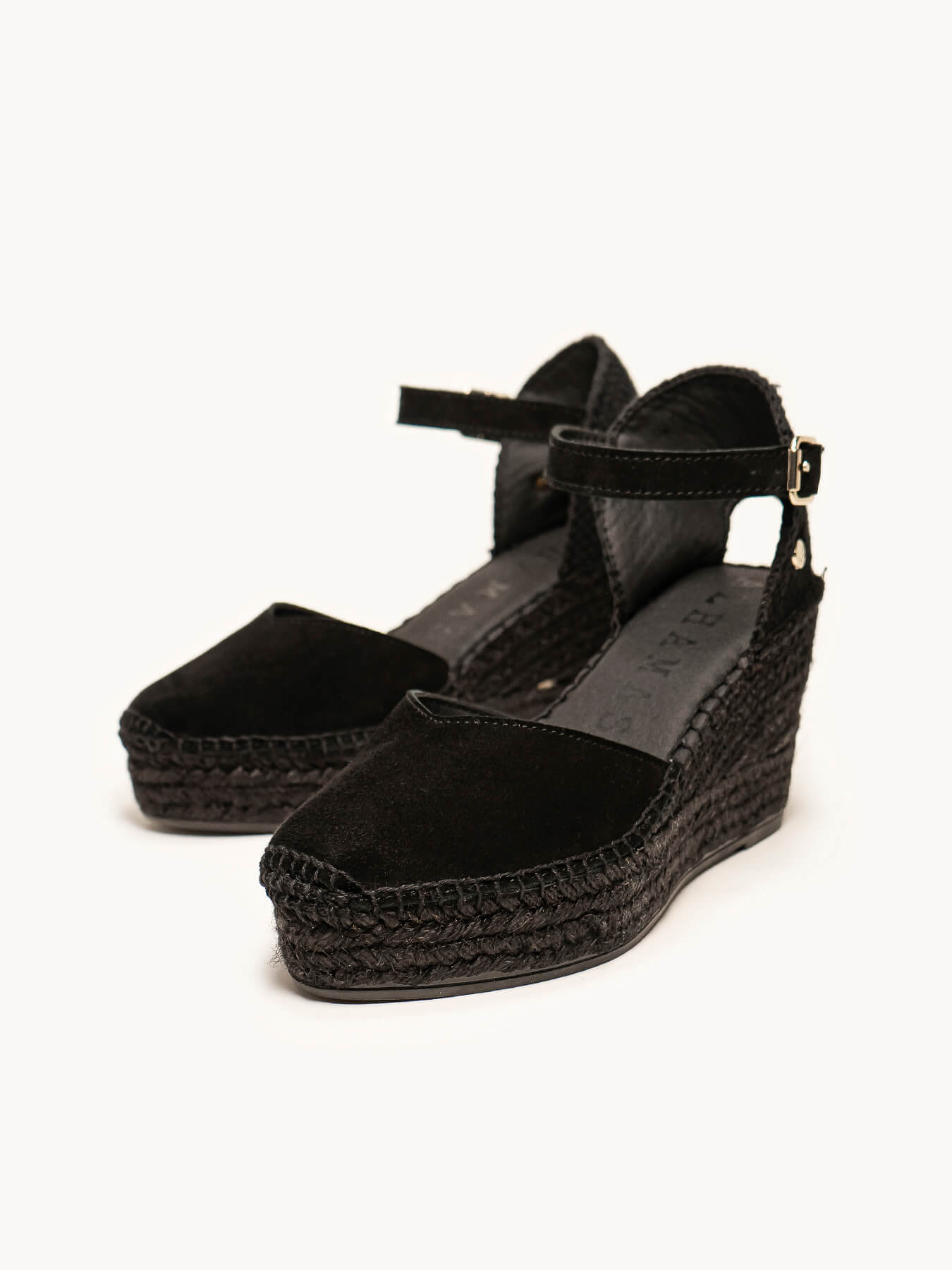 Jara Cuña Media Plataforma Ante Negro