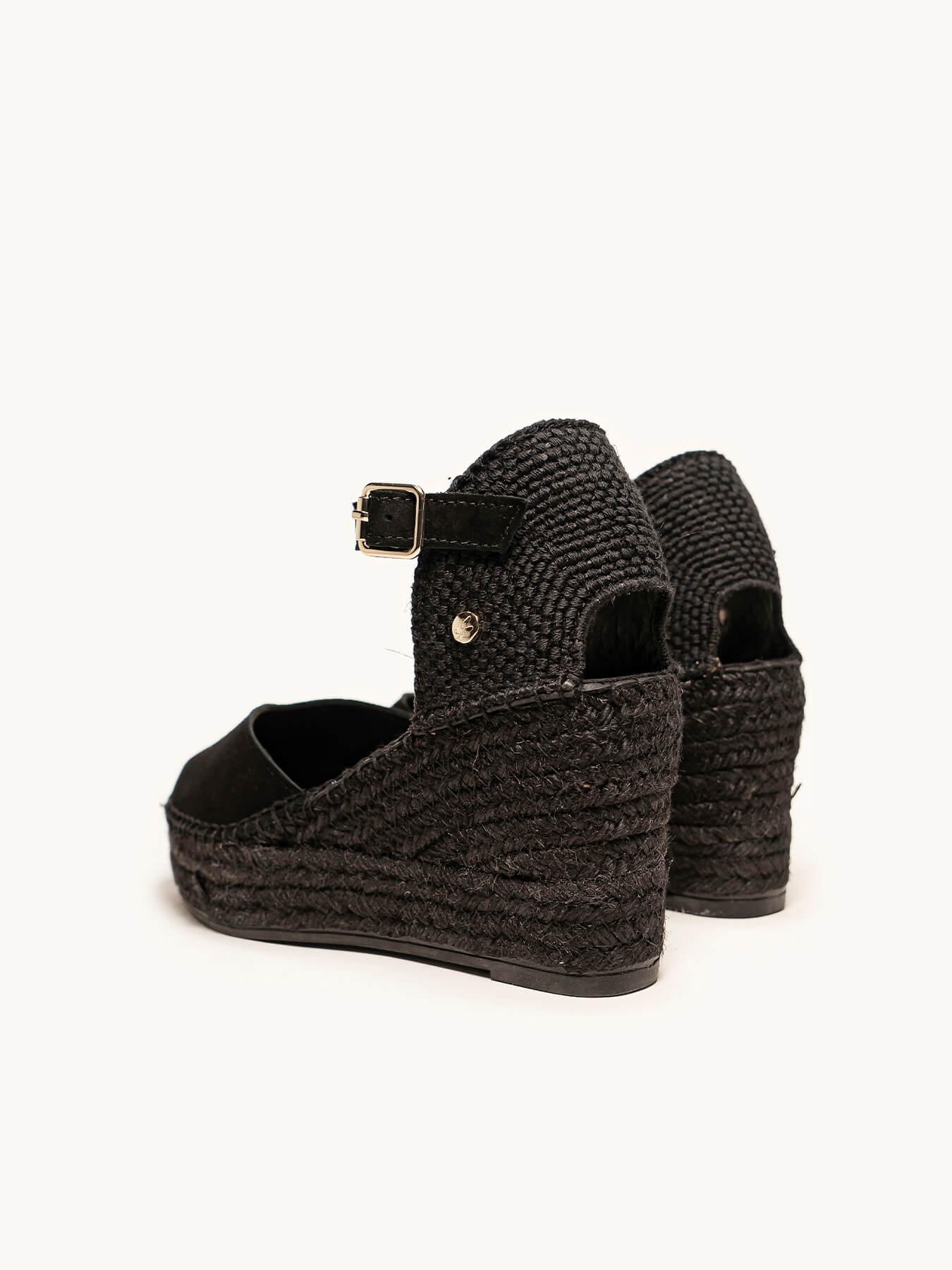 Jara Cuña Media Plataforma Ante Negro