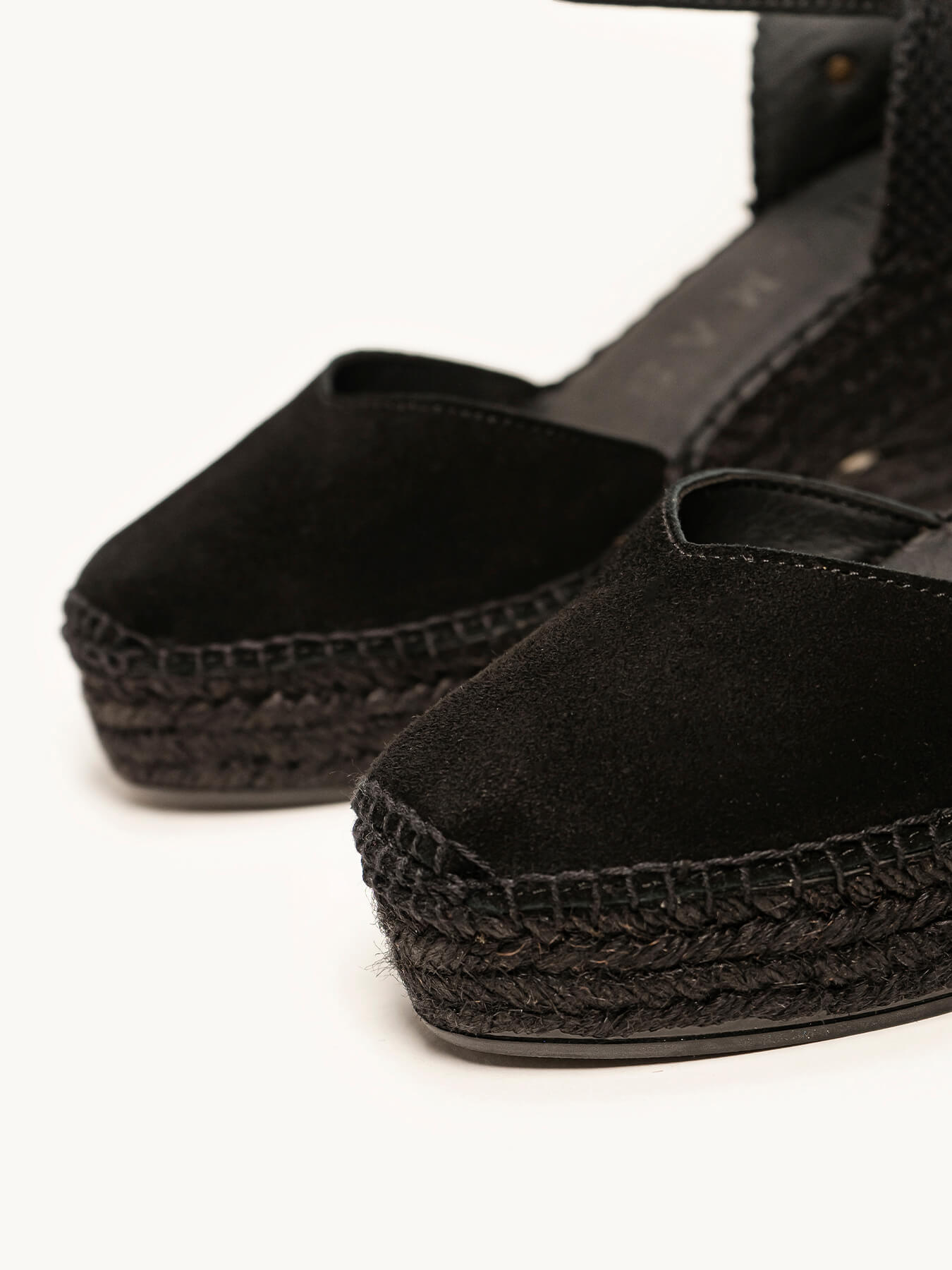 Jara Cuña Media Plataforma Ante Negro