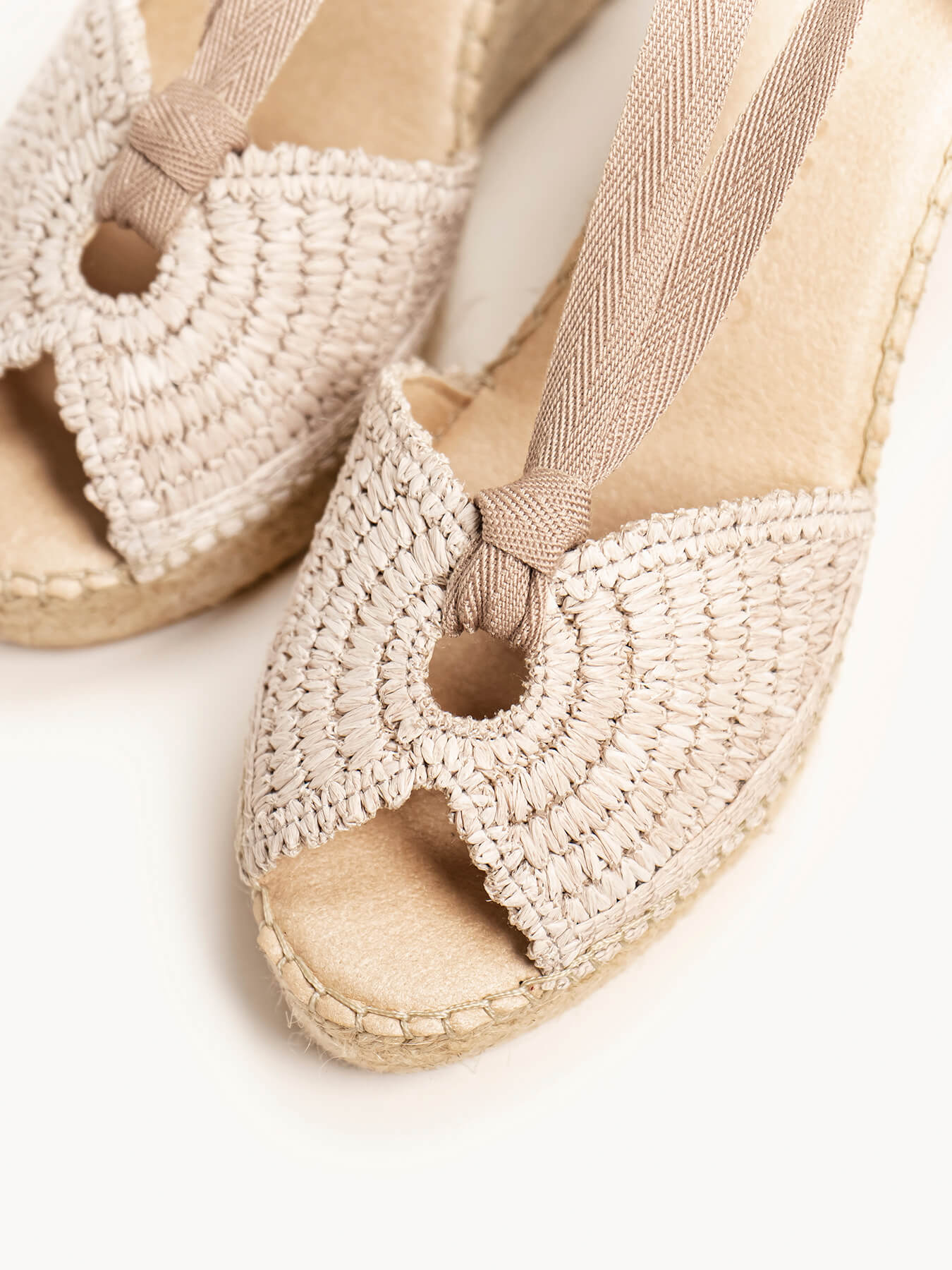 Lirio Cuña Alta Rafia Cintas Piedra