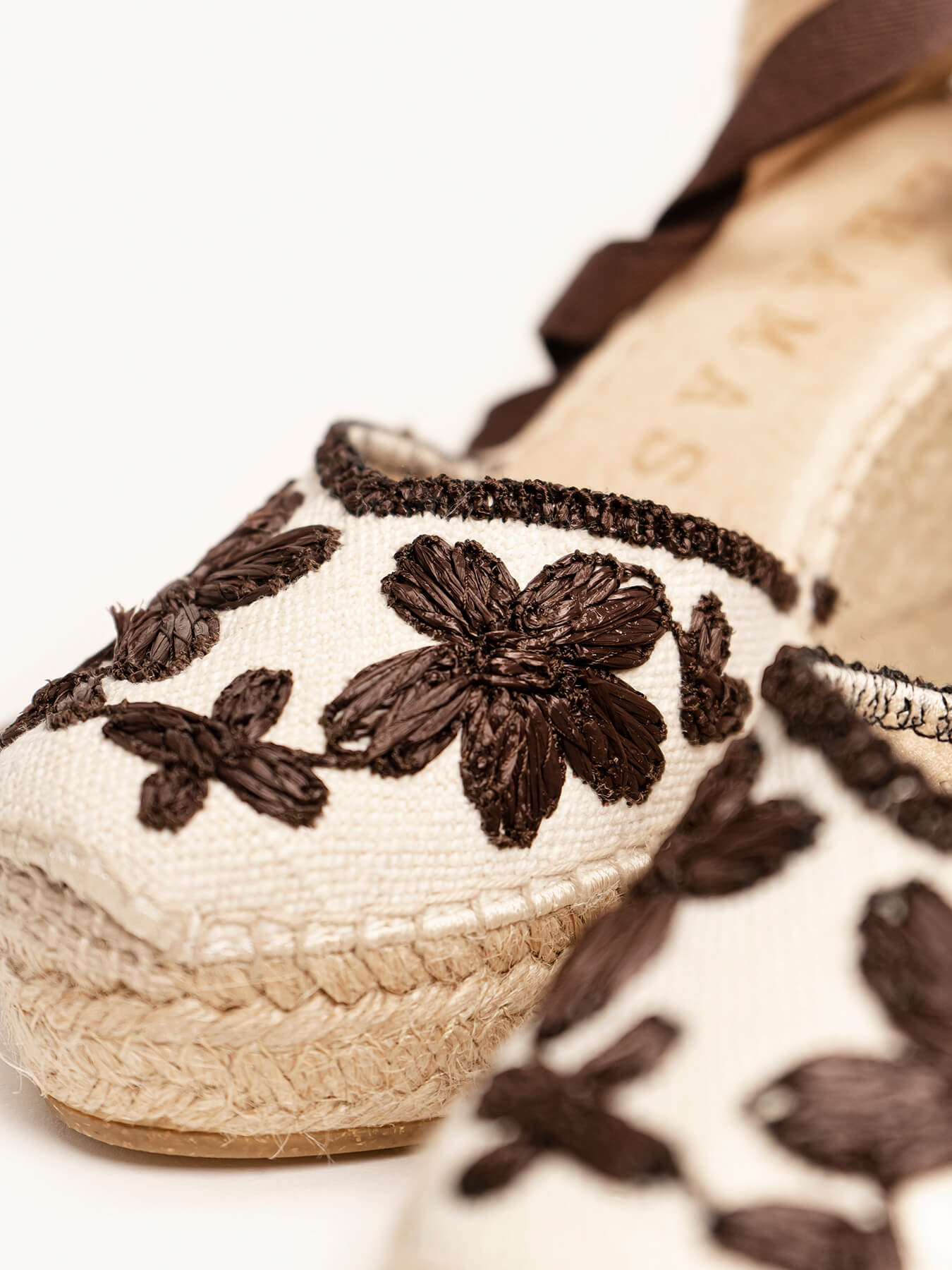 Romero Cuña Alta Rafia Petalos Crudo