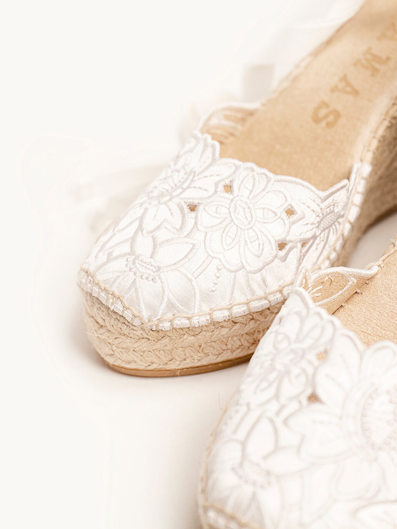 Romero Cuña Alta Bordado Silvestre Blanco