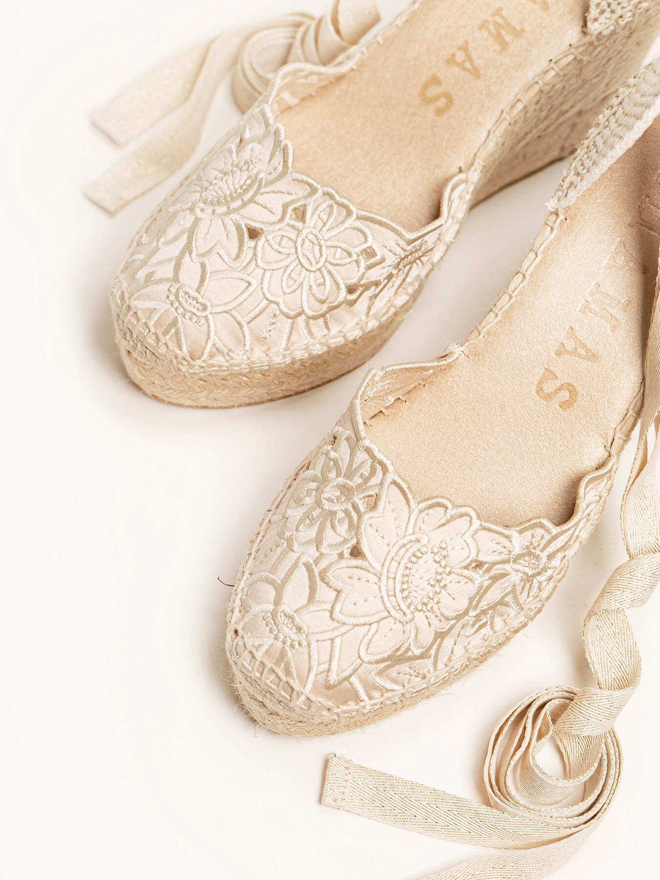 Romero Cuña Alta Bordado Silvestre Crudo