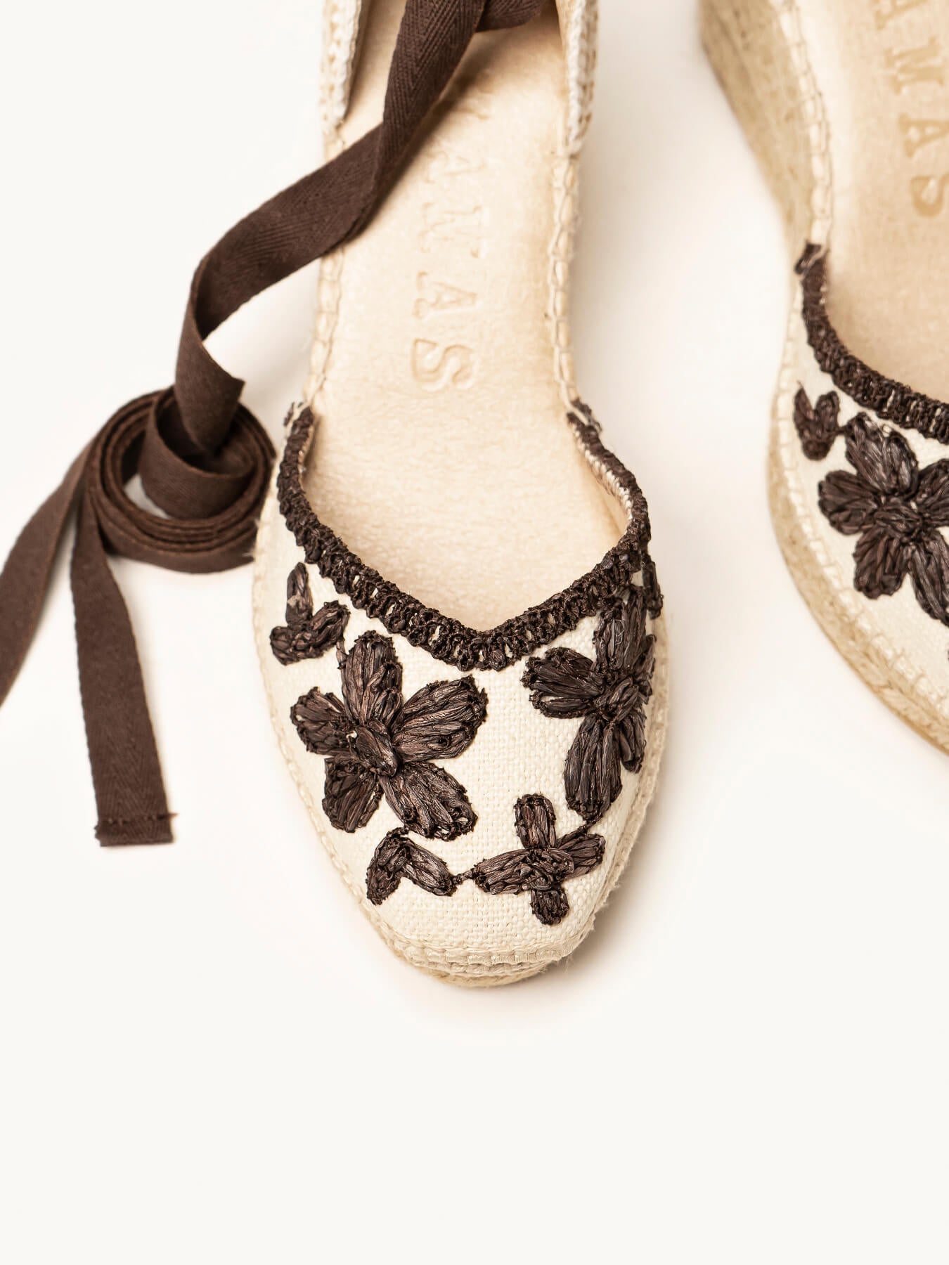 Romero Cuña Media Rafia Petalos Crudo