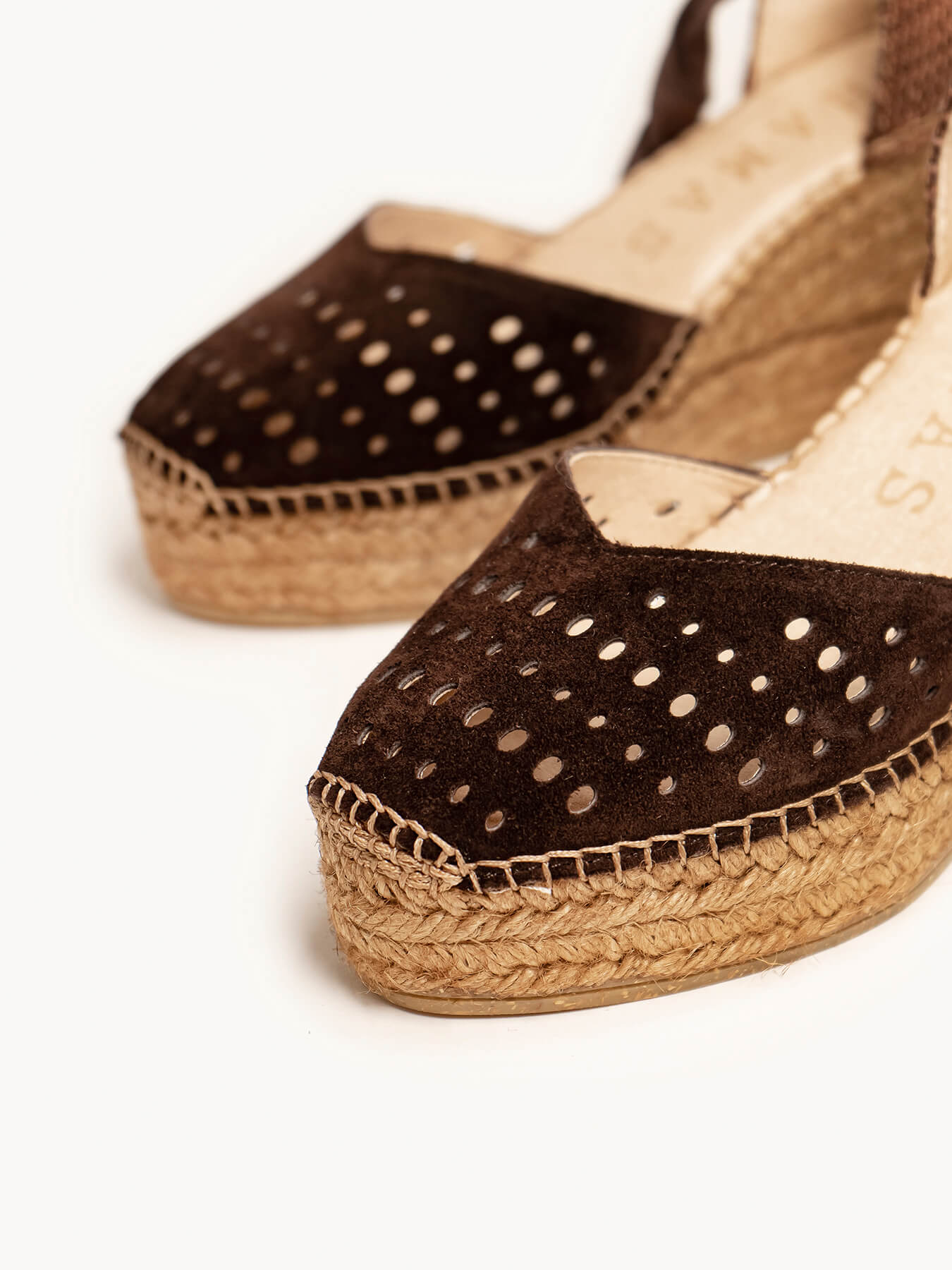 Romero Cuña Media Plataforma Serraje Picados Marron Oscuro