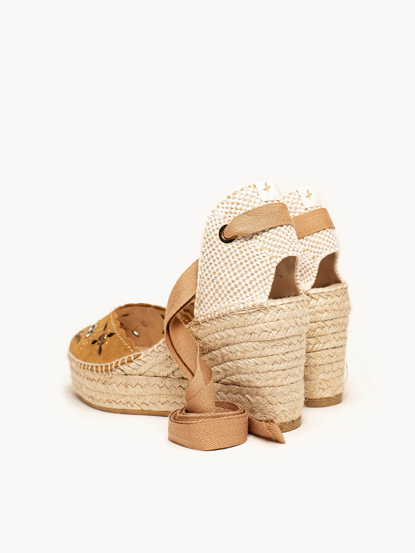 Romero Cuña Media Plataforma Serraje Tachas Marron Claro