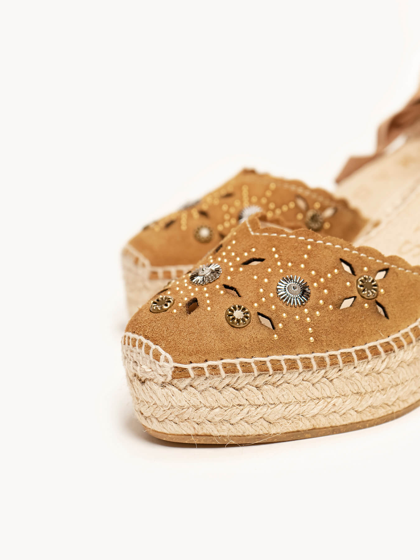 Romero Cuña Media Plataforma Serraje Tachas Marron Claro