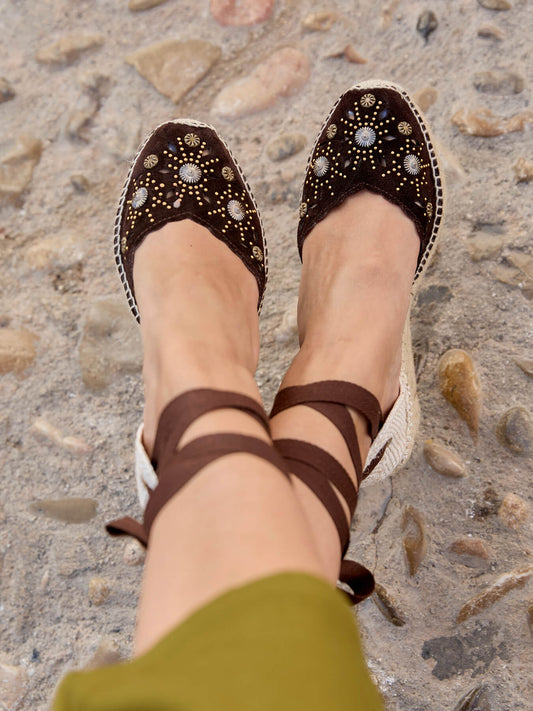 Romero Cuña Media Plataforma Serraje Tachas Marron Oscuro