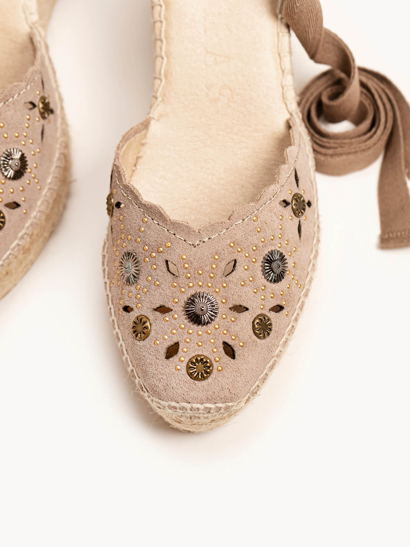 Romero Cuña Media Plataforma Serraje Tachas Taupe