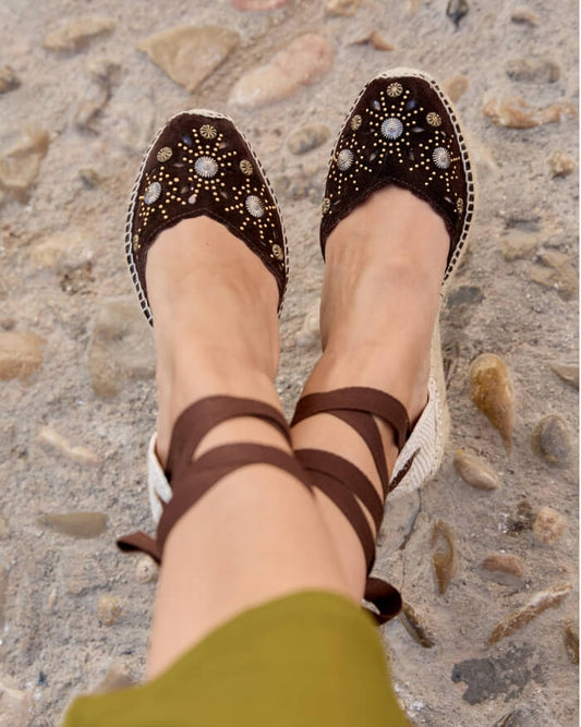 Romero Cuña Media Plataforma Serraje Tachas Marron Oscuro